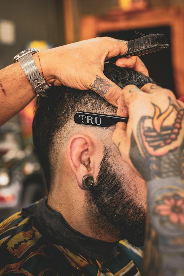Model Rambut Fade dan Undercut Nanda Barbershop